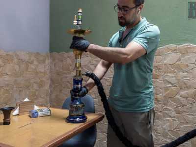 Mohamed ci mostra come si prepara una vera shisha e lo fa quasi fosse un maestro di cerimonie, dando importanza a ogni singolo passaggio